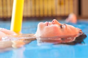 Frauenkopf im Wasser